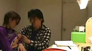 Old4K: Hussy awek sekolah lucah menunjukkan pembukaannya kepada lelaki yang lebih tua yang mengutuknya di PornHD