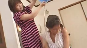 Horndog Ibu Tiri MILF Mengintip melayu bogel lucah & Menjilat